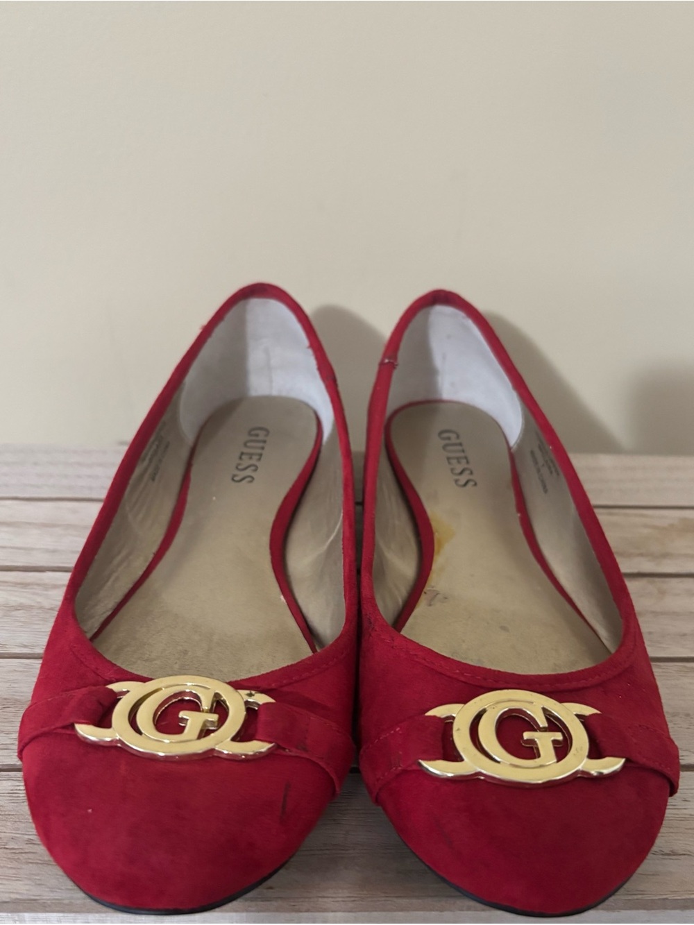 Guess| Red Faux Suede Round Toe Ballet Flats with Gold ‘G’ Logo Accent Sz 7